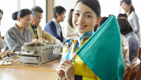 飲食店で微笑んでいるツアーガイド